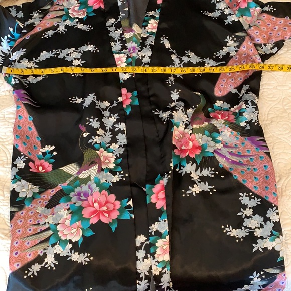 Sam Well satiny bathrobe with peacock print on black background short sleeve - Picture 6 of 6